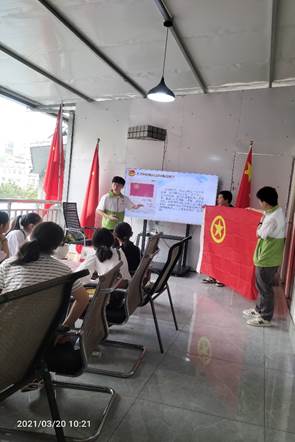 图片包含 室内, 桌子, 女人, 站描述已自动生成