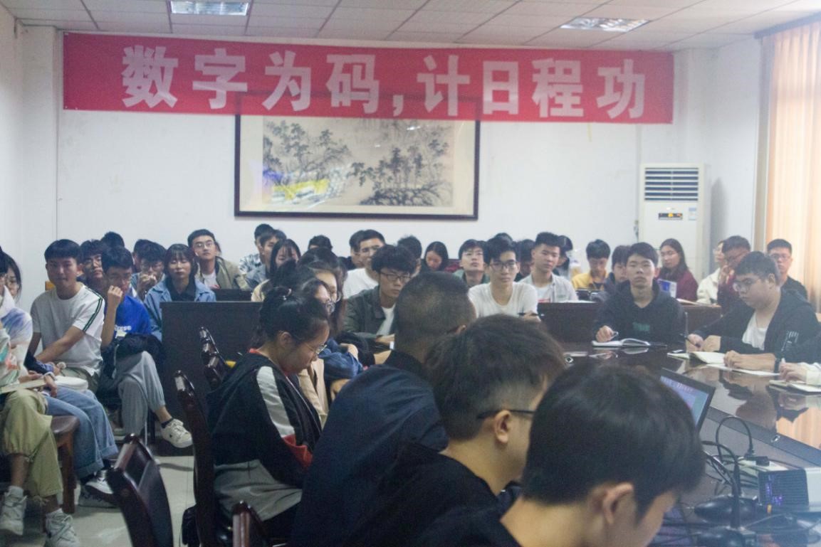 入党人员和预备党员聆听