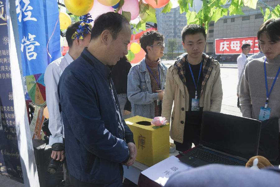 我院院长张靖了解活动情况