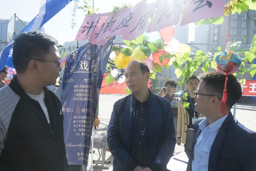 我院院长张靖、学生科科长程江珂等领导交流
