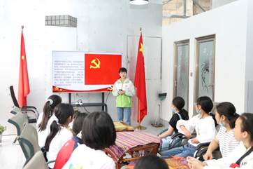 一群人坐在桌子前描述已自动生成