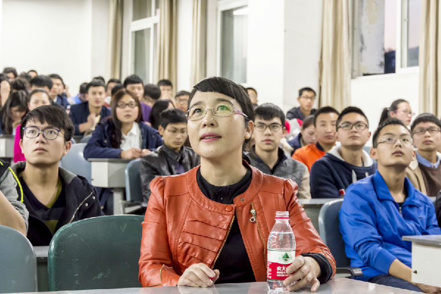 谭书记以及2015级同学